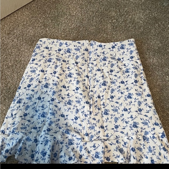 White and blue floral skirt - Picture 2 of 4